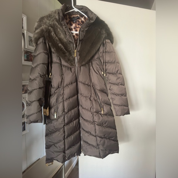 Stunning winter coat for ladies!! - Picture 2 of 3